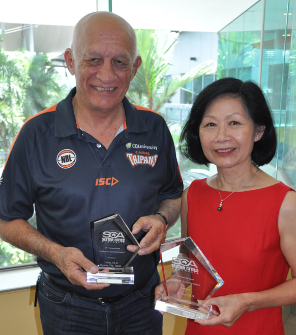 Mayor Bob Manning and Ms Sim Hayward, Chair of Cairns Regional Council’s Sister Cities Advisory Committee holding the Community Involvement Award, won at the 2015 Sister Cities Australia Conference.